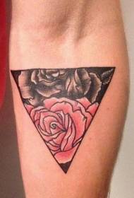 a kar belsejében fekete háromszög és vörös rózsa tetoválás mintával