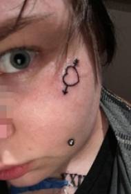 момиче лице черна минималистична линия татуировка стрелка амур снимка