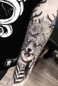 brazo vella escola negra con patrón de tatuaxe máscara de raposo