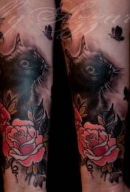 ramię ładny kot z kwiatami i wzorem tatuażu motyla