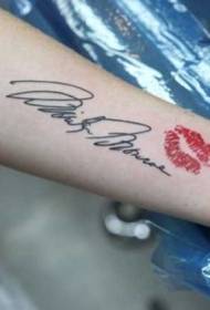 Cartas de signo de celebridades negras no pulso e patrón de tatuaxe con labio vermello