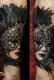 braccio donna in bianco e nero e misterioso modello di tatuaggio maschera