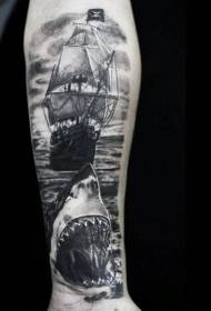 बांह काले और सफेद शार्क सिर और समुद्री डाकू सेलबोट टैटू पैटर्न