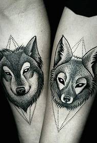 Lengan tangan pasangan pada garis putus-putus dan gambar tatu serigala yang kacak