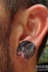 ear lyts fris famke tatoet wurket