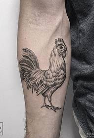 एक काळा राखाडी कोंबडा टॅटू नमुना सह हात