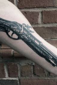 arm svart grå pistol og tatoveringsbrev
