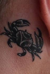 черен модел на татуировка на раци зад ухото
