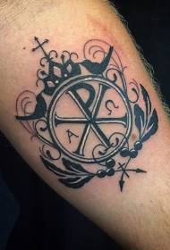 braç increïble patró de tatuatge de símbol cristià en blanc i negre