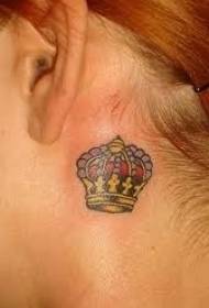 malá koruna barevný tetovací vzor za uchem