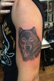 model de tatuaj cu cap de lup cu ochi albaștri