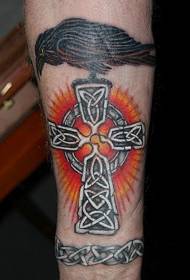 Salib Celtic berwarna pergelangan kaki dengan pola tato gagak