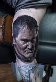 gran brazo dentro de cara de enfado retrato de tatuaje de cor