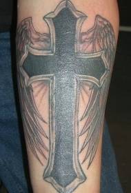 翼のタトゥーパターンを持つ腕の宗教的な黒十字