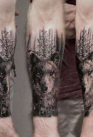 Model de tatuaj lup de pădure în stil alb-negru cu braț real