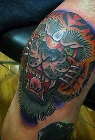 koljeno starog stila u boji, tigrasti uzorak tetovirane glave