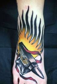 Ant kojos nudažytas priešpilio ir ugnies tatuiruotės raštas