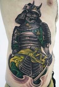 Costilla del lado de la vieja escuela pintada guerrero y patrón de tatuaje de espada
