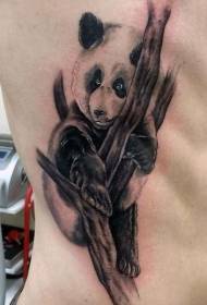 Черная серая панда татуировка узор на боковом ребре дерева