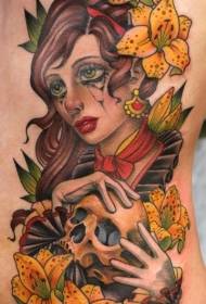 couleur de style moderne côtes côte belle femme avec motif de tatouage crâne