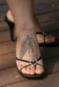 две снимки на татуировка с бяло перо на краката