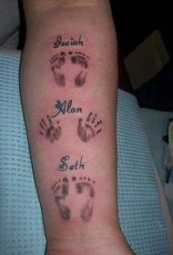 brazo pegadas do bebé e pegadas da man patrón de tatuaxe