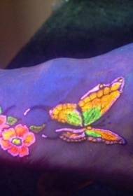 Modeli i tatuazhit me flutur fluoreshente me ngjyra të foshnjës