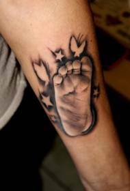 rokas tauriņš un zvaigzne mazuļa pēdas nospieduma tetovējums
