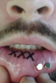 tri vidlice čierne tetovanie na vnútornej strane pier