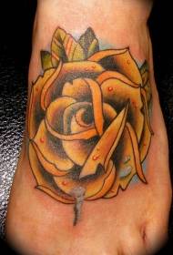 kvindelig vrist farvet gul rose med dug tatovering billede