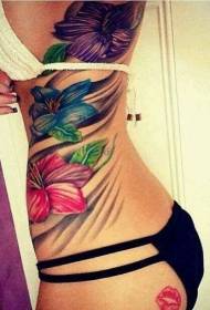 ženska bočna rebra trobojni cvjetni dizajni tetovaža