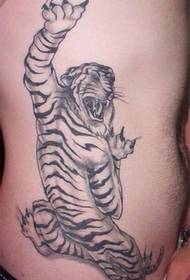 patrún tattoo Tiger fíochmhar ar easnacha taobh na bhfear
