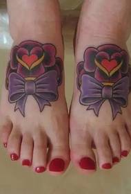 vole cvijeće i ljubičasti luk zajedno Instep tetovažu