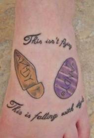 έγχρωμο μικρό σήμα με τατουάζ επιστολών σε γυναικεία εσώρουχα