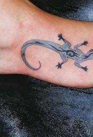 malý roztomilý ještěrka tetování vzor na zadní straně