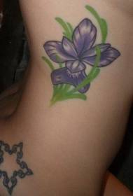wzór tatuażu z fioletowym kwiatkiem z boku żebra