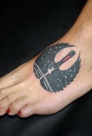 gutes schwarzer schwan tattoo muster auf dem rist