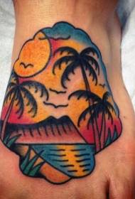 Plaža zalaska sunca u boji s uzorkom tetovaže palminog drveta