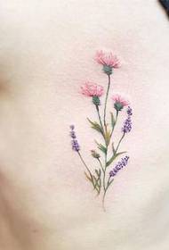 Meisje Mooie bloemarrangement tatoeëringsfoto oan 'e sydrib
