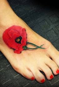 modello realistico del tatuaggio del fiore del papavero rosso