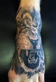 Vänd naturligt svartvitt brusande tatueringsmönster för lejon