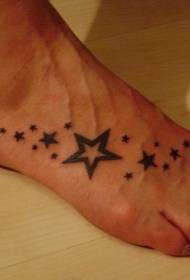 dutá pěticípá hvězda na tetování na nártu
