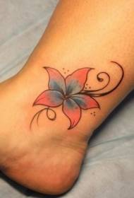 kızın ayak bileği parlak çiçek dövme deseni