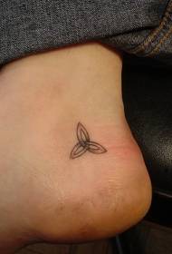 enkelt tre-spiss tatoveringsmønster på foten