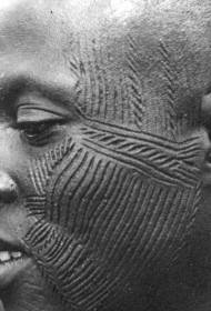 Les femmes africaines font face à un motif de tatouage de viande coupée