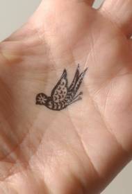 padrão de tatuagem de pássaro pequeno na palma da mão