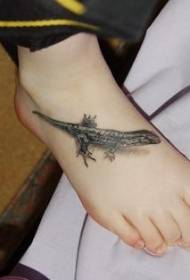 Patrún Tattoo an Lizard Dhuibh ar an Instep