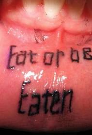dva reda uzoraka tetovaže crnim slovima unutar usana