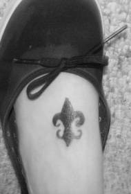 Stāvs melns personības papildinājuma simbola tetovējums