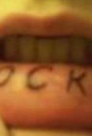 απλό μοτίβο τατουάζ μαύρο γράμμα μέσα στα χείλη